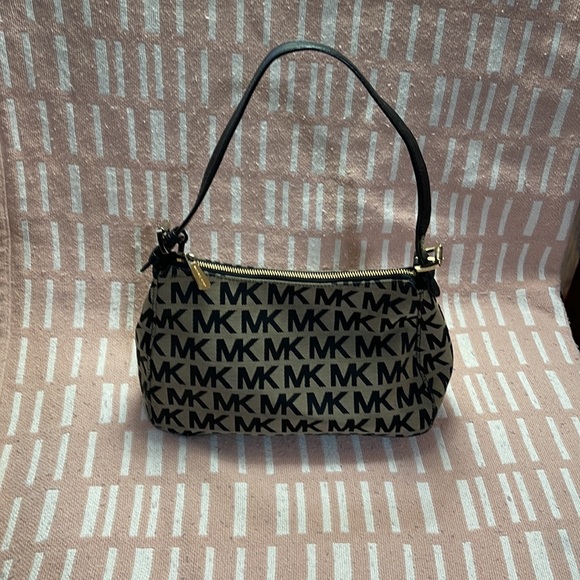 MK bag black/tan smaller CUTE ☺️ - Picture 2 of 9